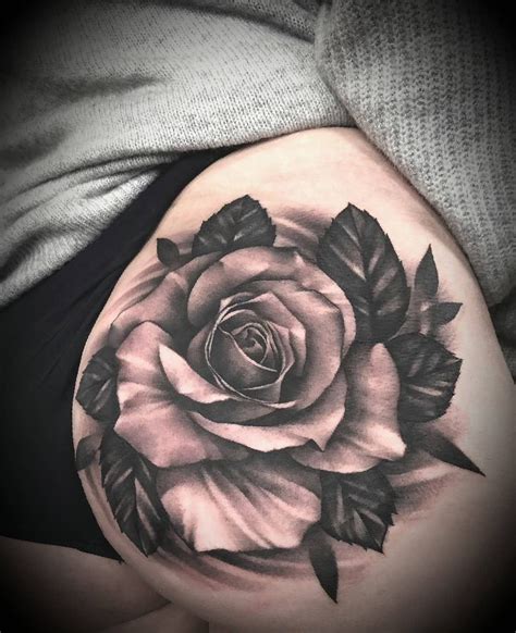 tattoo de rosas na bunda|Tatuagem no bumbum: 85 inspirações de apaixonar